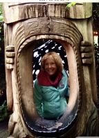 Eine Reiseleiterin schaut durch das Tor des Totem &ndash; &copy; Elisabeth Fox-Maerki (Eberhardt TRAVEL)