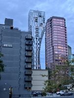 Hochhaeuser kuessen sich &ndash; &copy; Elisabeth Fox-Maerki (Eberhardt TRAVEL)