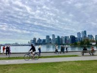 In Stanley Park Skyline von Vancouver &ndash; &copy; Elisabeth Fox-Maerki (Eberhardt TRAVEL)