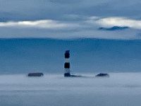 Auf der Walbeobachtung der Leuchtturm im Nebel &ndash; &copy; Elisabeth Fox-Maerki (Eberhardt TRAVEL)