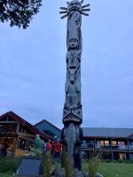 Totem beim Restaurant abends &ndash; &copy; Elisabeth Fox-Maerki (Eberhardt TRAVEL)
