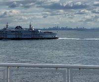 Auf der Faehre nach Vancouver Island - Vancouver Skyline  &ndash; &copy; Elisabeth Fox-Maerki (Eberhardt TRAVEL)