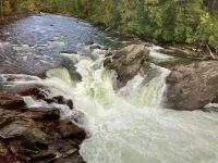 Ein tosender kleiner Wasserfall in Wells Grey Park &ndash; &copy; Elisabeth Fox-Maerki (Eberhardt TRAVEL)