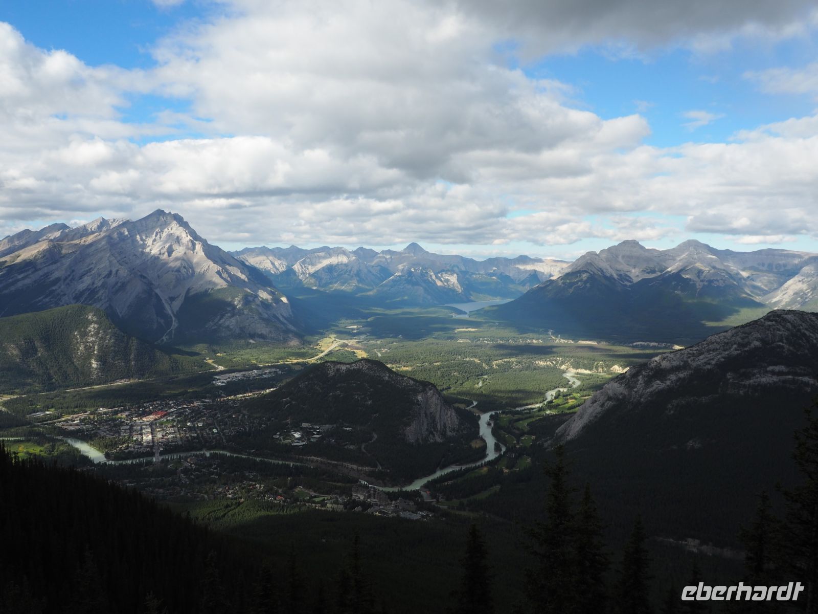 P8260057.JPG, Blick hinunter auf Banff