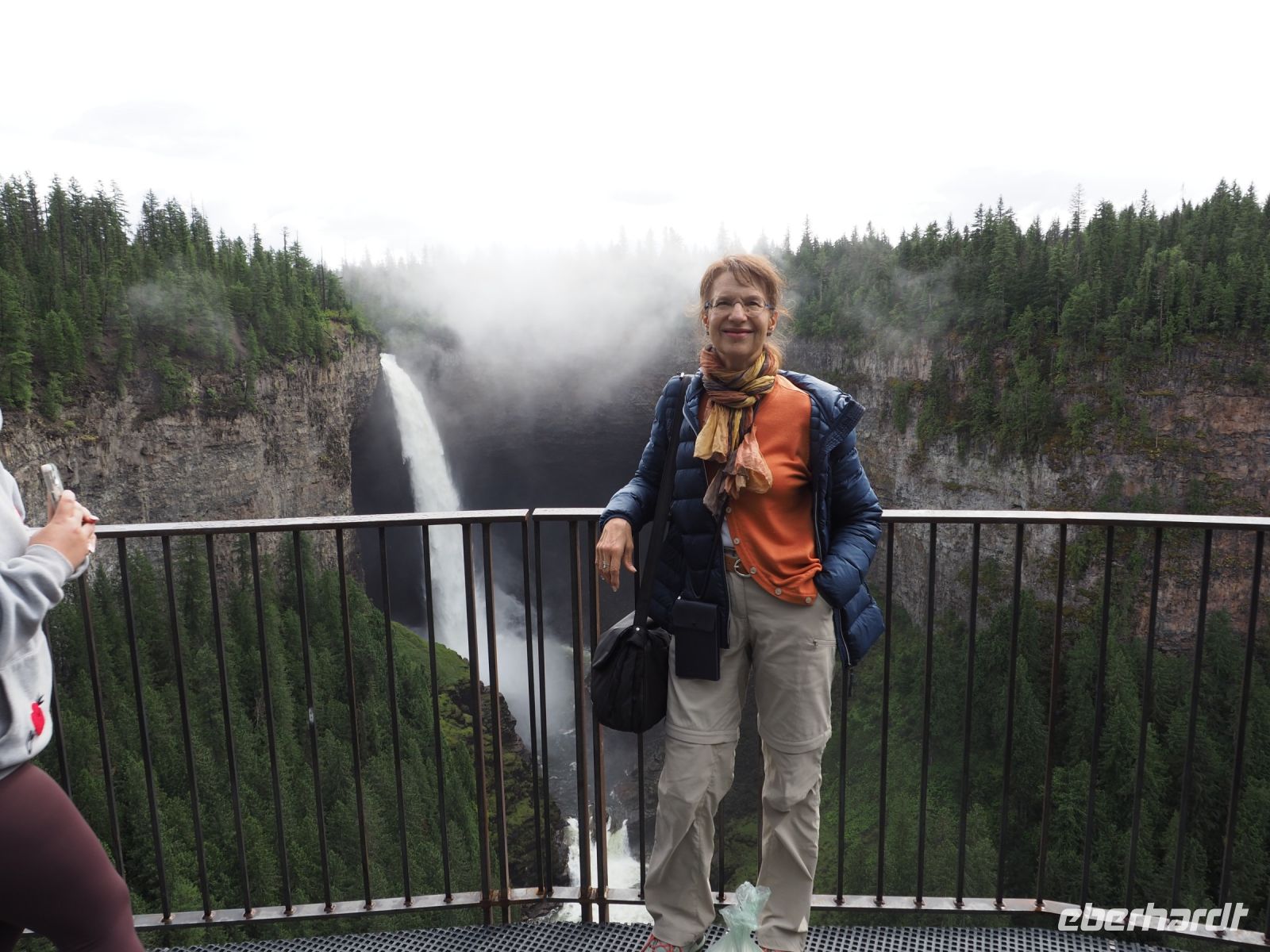 P8270126.JPG, Reisebegleitung Claudia vor den Helmcken Falls im Wells Gray Park