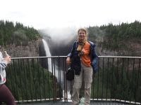 P8270126.JPG, Reisebegleitung Claudia vor den Helmcken Falls im Wells Gray Park