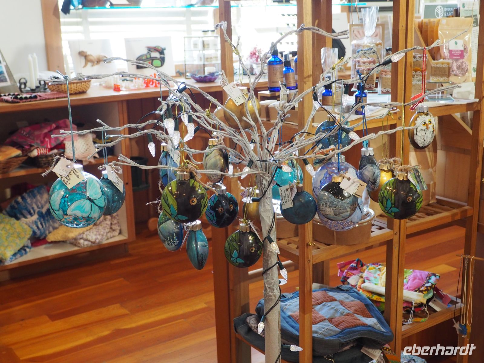 P8280163.JPG, McBride mit seinem kuriosen Souvenirshop, hier gibt's Weihnachtskugeln