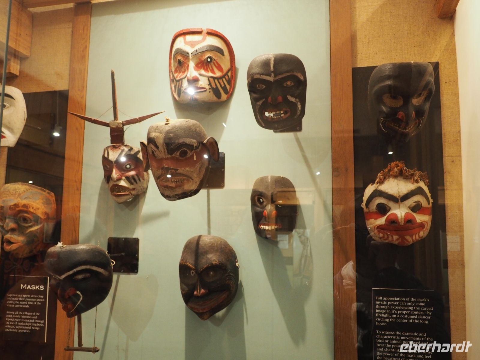 P1010263.JPG, alte Masken im Museum in Ksan