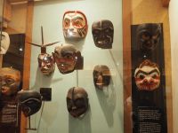 P1010263.JPG, alte Masken im Museum in Ksan