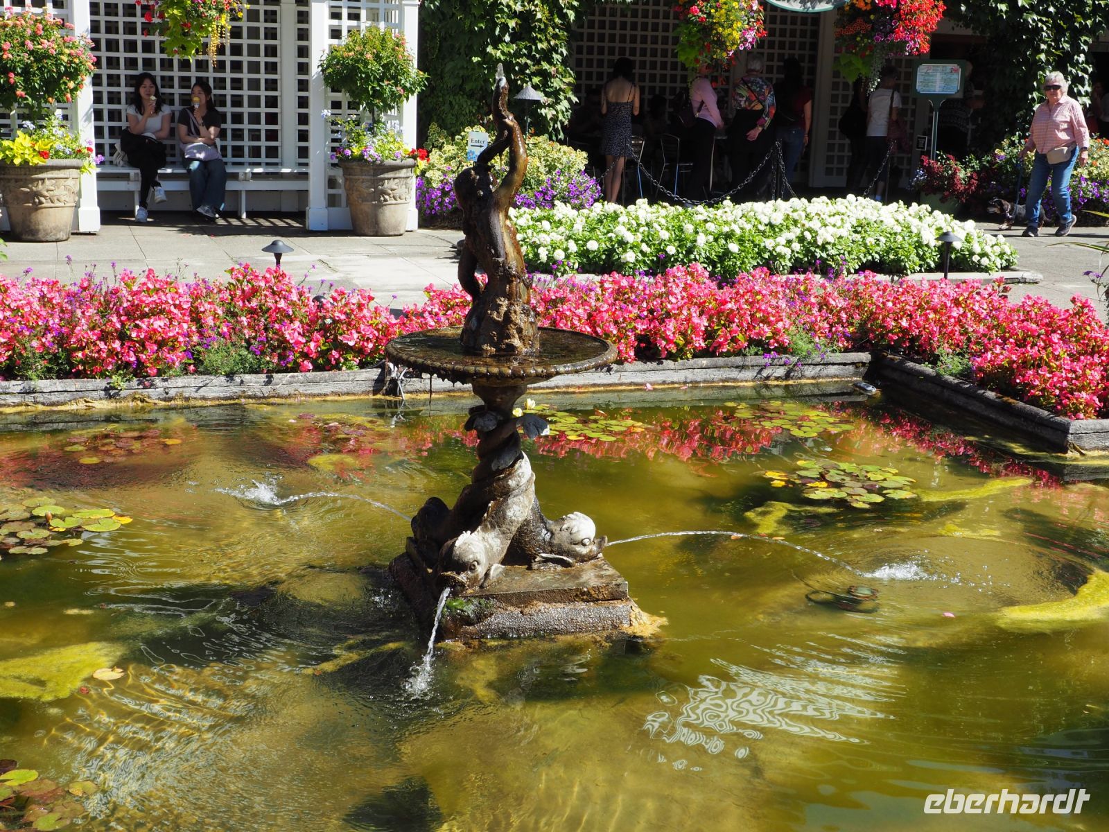 P1010521.JPG, kunstvolle Arrangements zum Abschluss des Besuchs in den Gärten