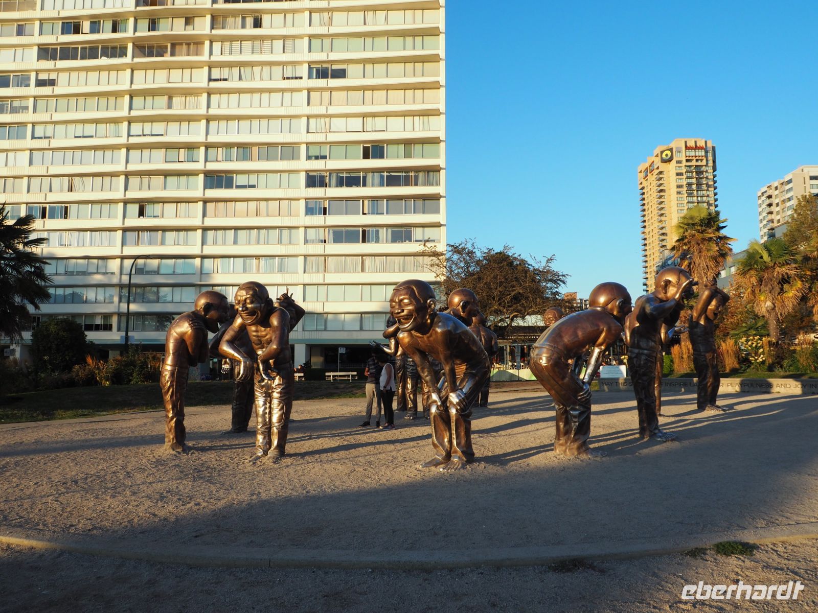 P1010534.JPG, das Skulpturenlabyrinth A-maze-ing Laughter an der English Bay von Yue Minjun