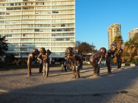 P1010534.JPG, das Skulpturenlabyrinth A-maze-ing Laughter an der English Bay von Yue Minjun