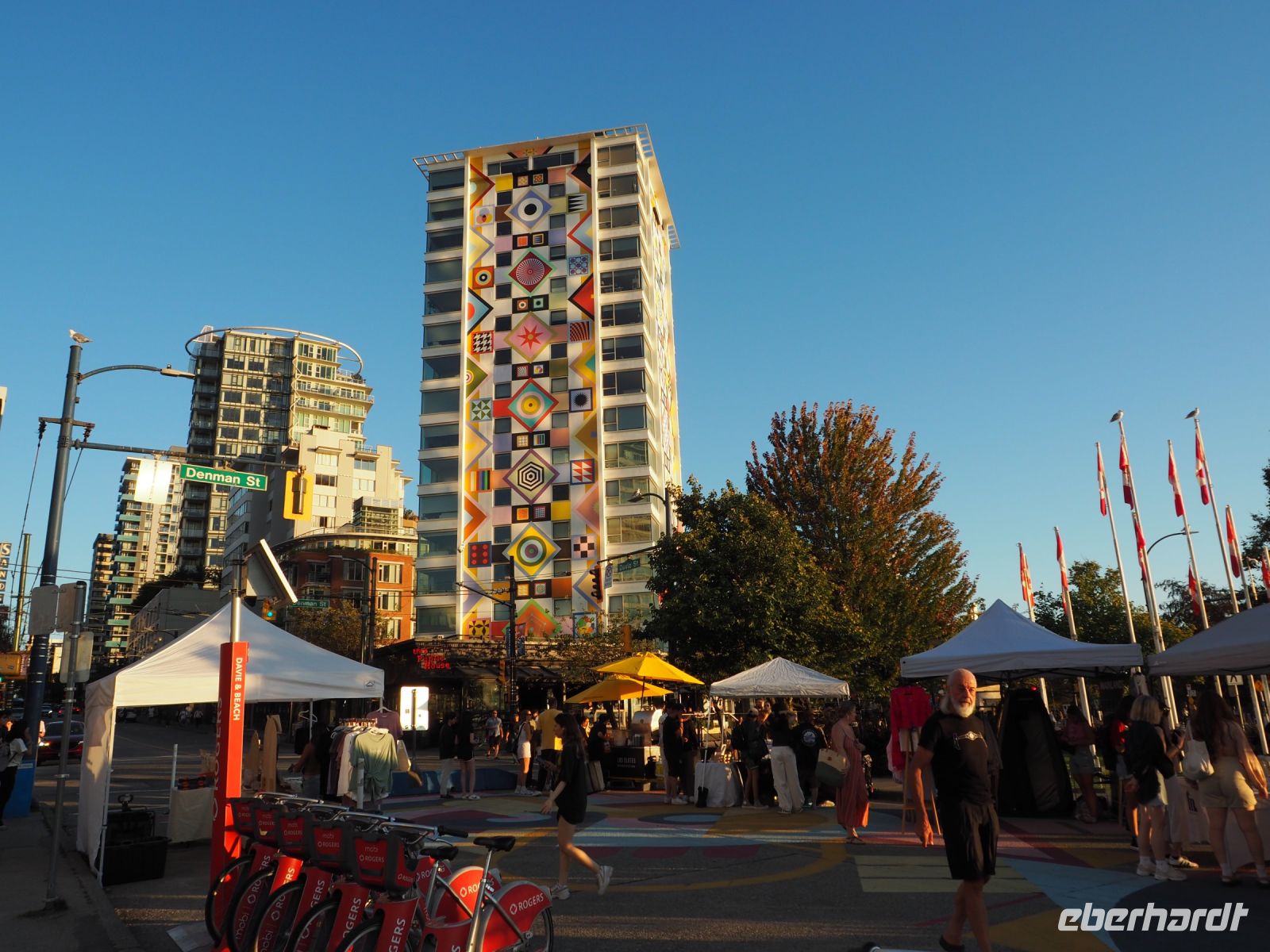P1010536.JPG, fröhliche Kunst am Bau und quirliges Leben an der English Bay