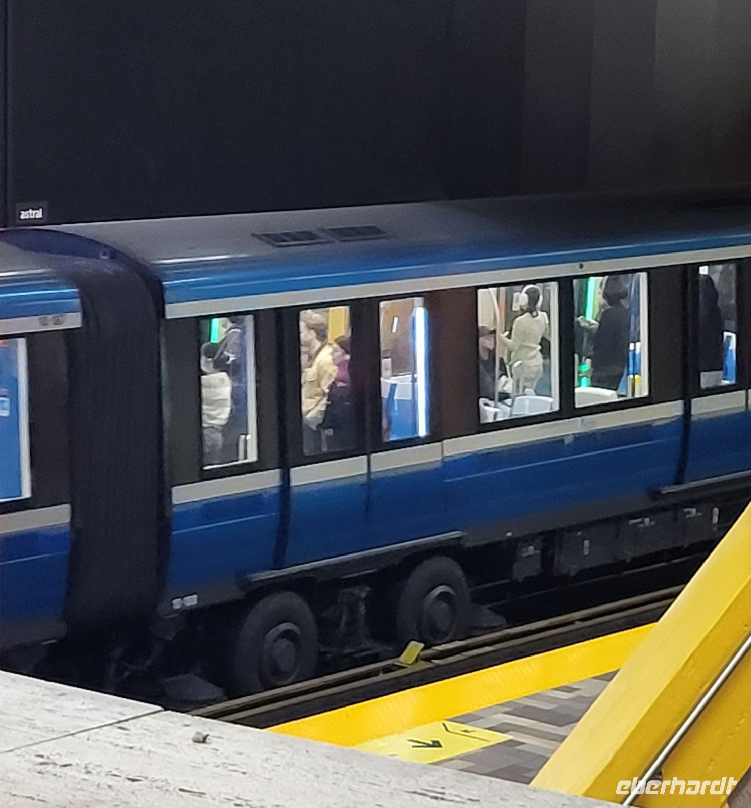 105 U-Bahn fährt auf Gummireifen