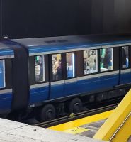 105 U-Bahn fährt auf Gummireifen