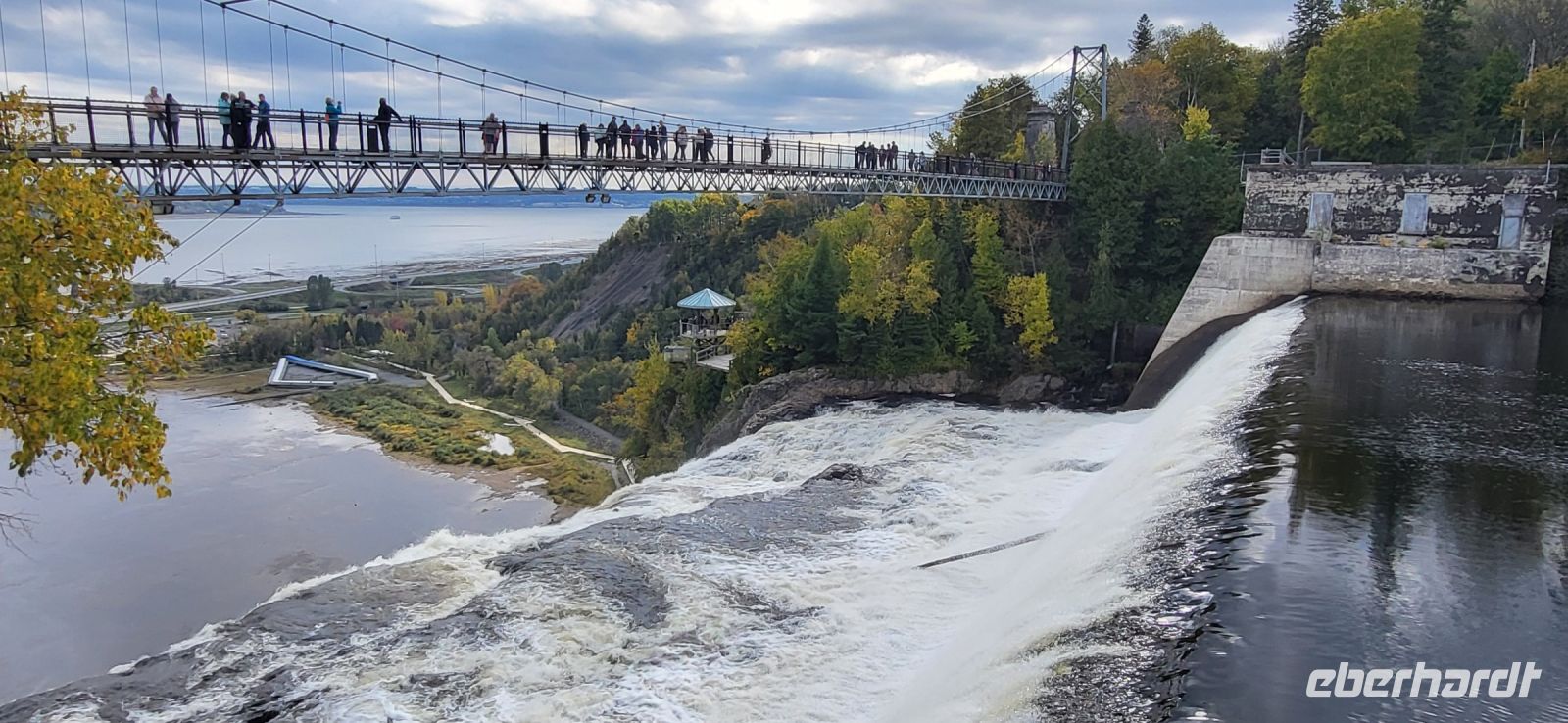 145 Hängebrücke über den Wasserfällen
