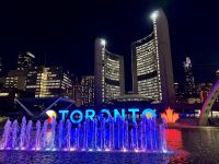 1. Tag – Ankunft in Toronto – Nathan Phillips Square und neues Rathaus bei Nacht