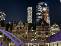1. Tag – Ankunft in Toronto – Nathan Phillips Square und altes Rathaus bei Nacht