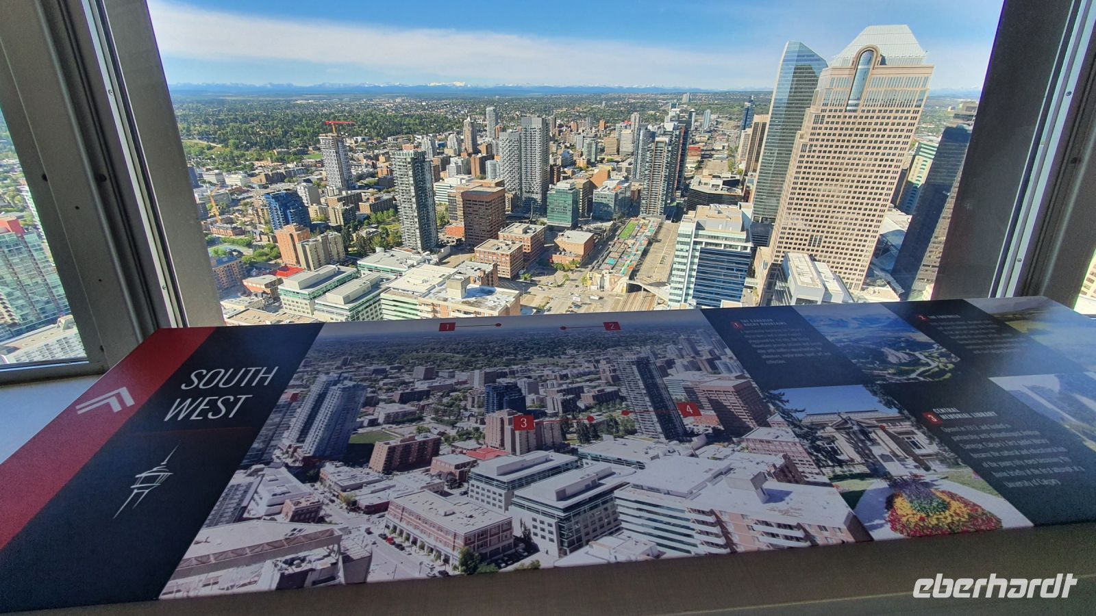 Ausblick vom Calgary Tower bis zu den Rocky Mountains