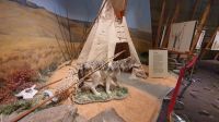 Tipi und Travois der Blackfoot im Besucherzentrum