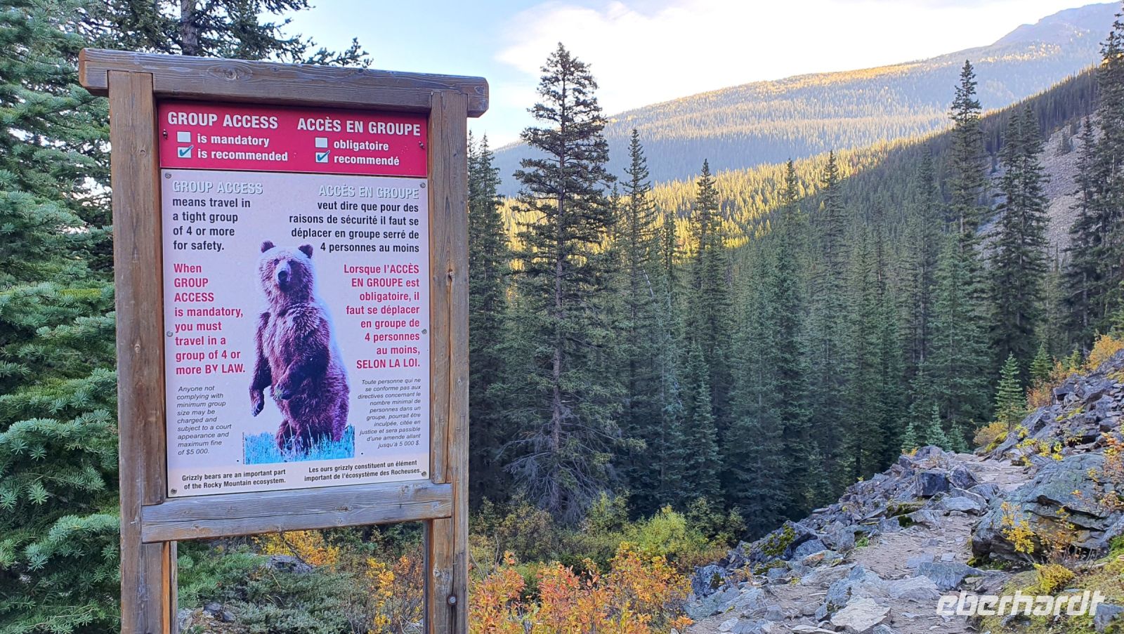 Grizzly-Bären-Warnschild am Moraine Lake im Banff-Nationalpark