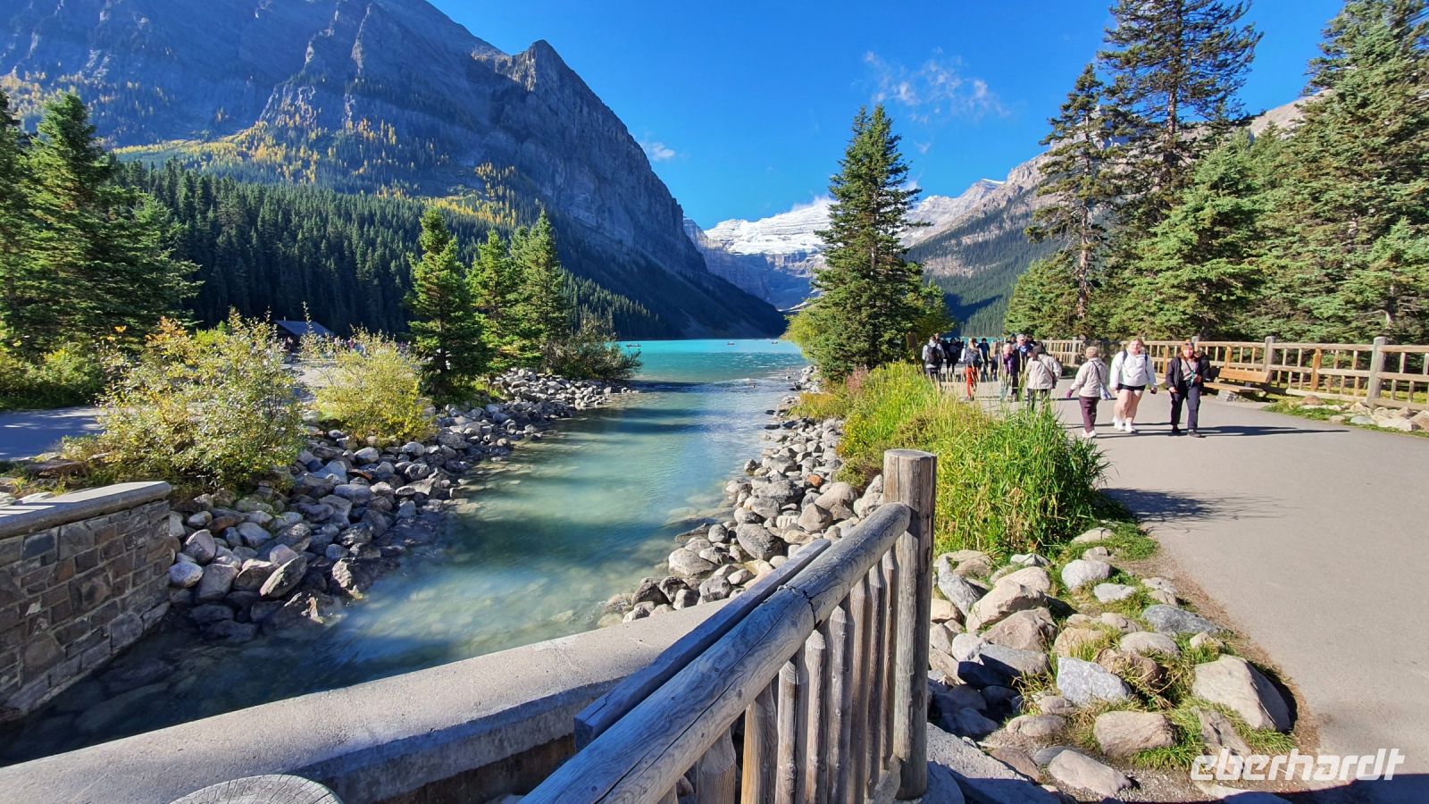 Spaziergang am Lake Louise im Banff-Nationalpark