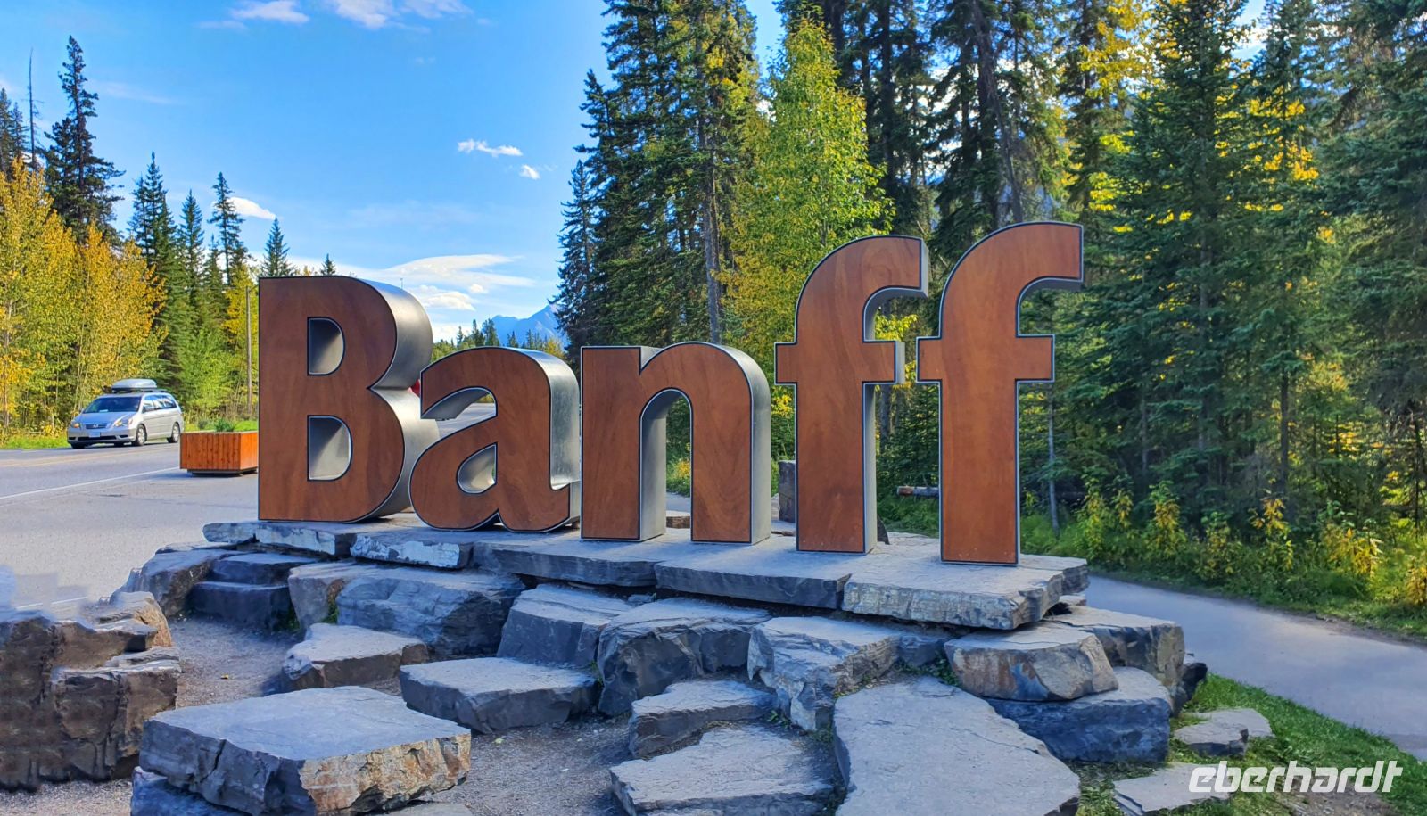 Banff Schriftzug am Ortseingang nahe dem Bahnhof