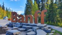 Banff Schriftzug am Ortseingang nahe dem Bahnhof