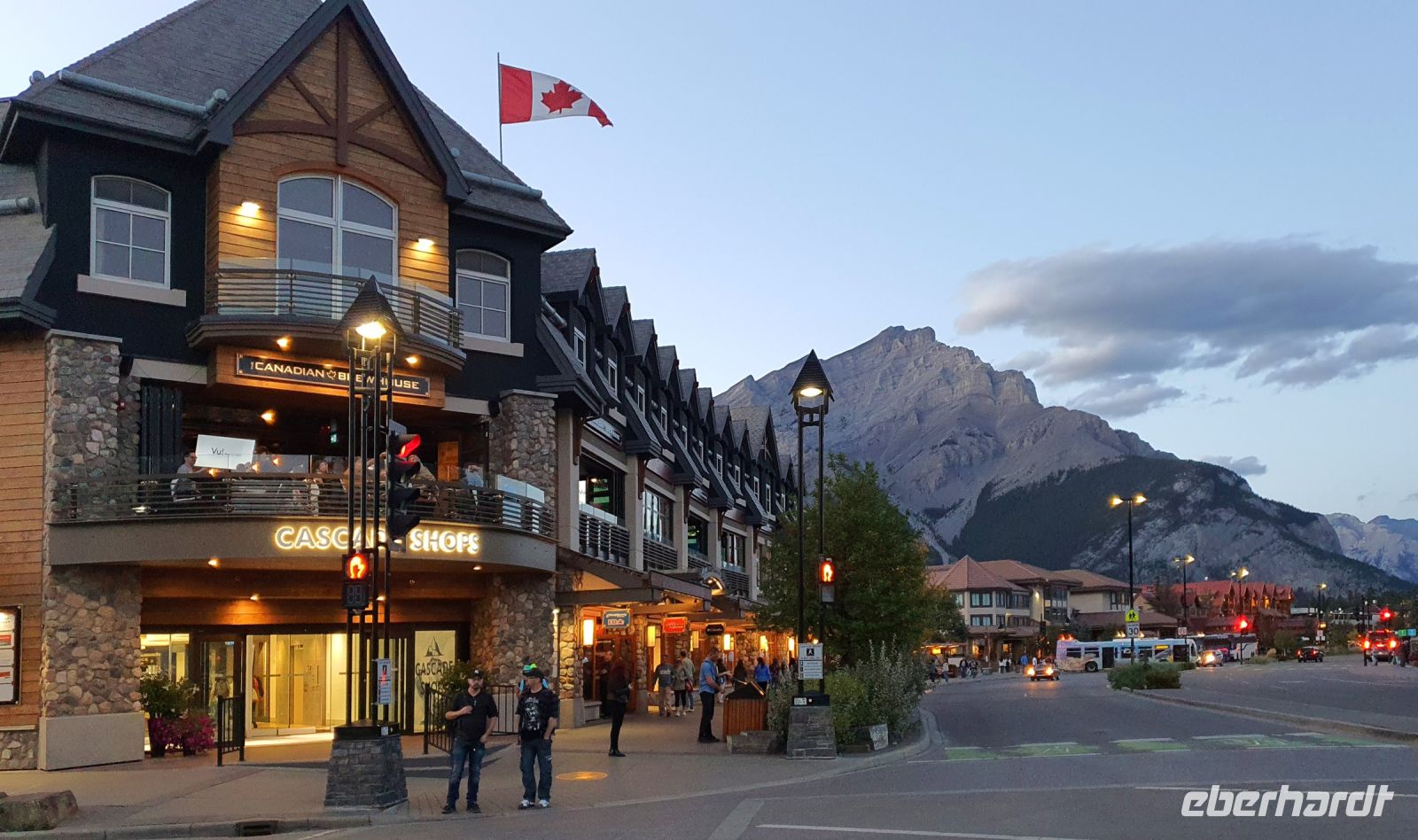 Banff Avenue am Abend - Canadian Brewhouse