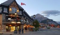 Banff Avenue am Abend - Canadian Brewhouse