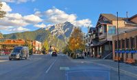 Banff Avenue und Cascade Mountain