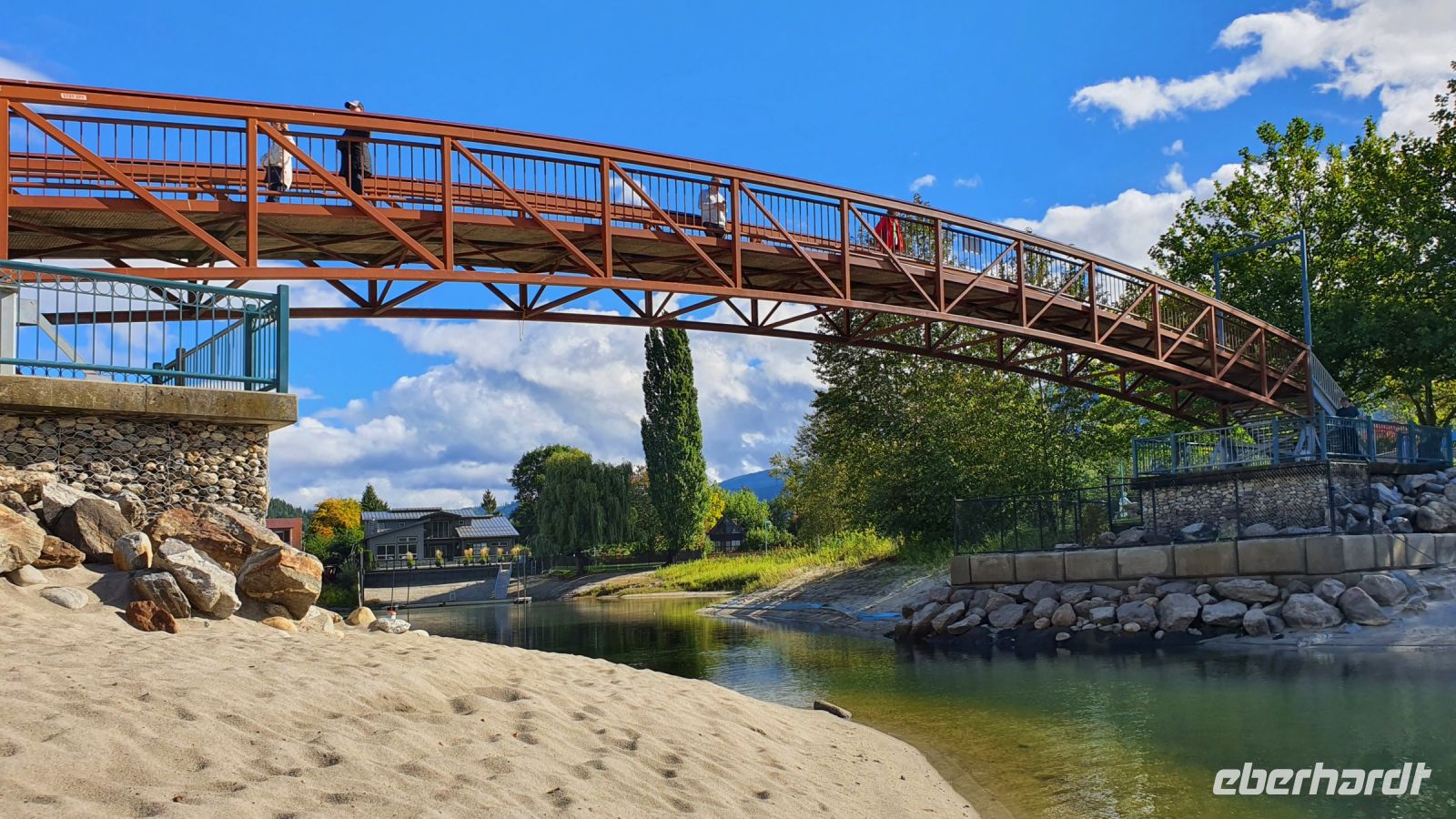 Fußgängerbrücke am Shuswap Lake in Sicamous