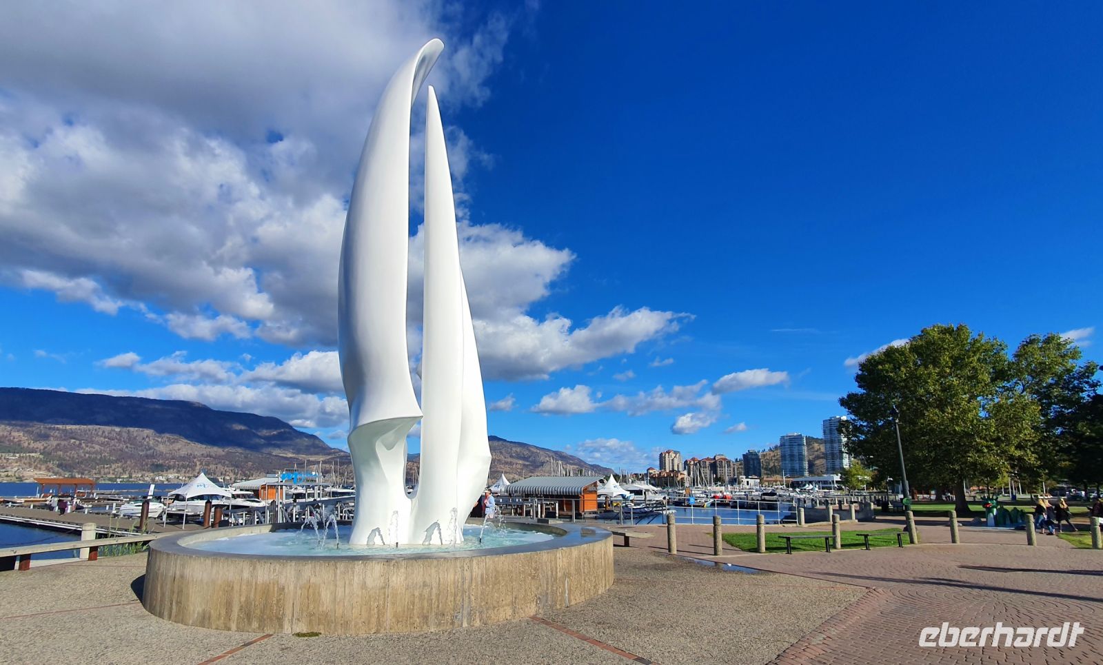 Morgenspaziergang am Okanagan Lake in Kelowna - The Sails