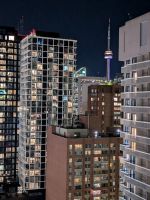 Blick auf CN Tower bei Nacht