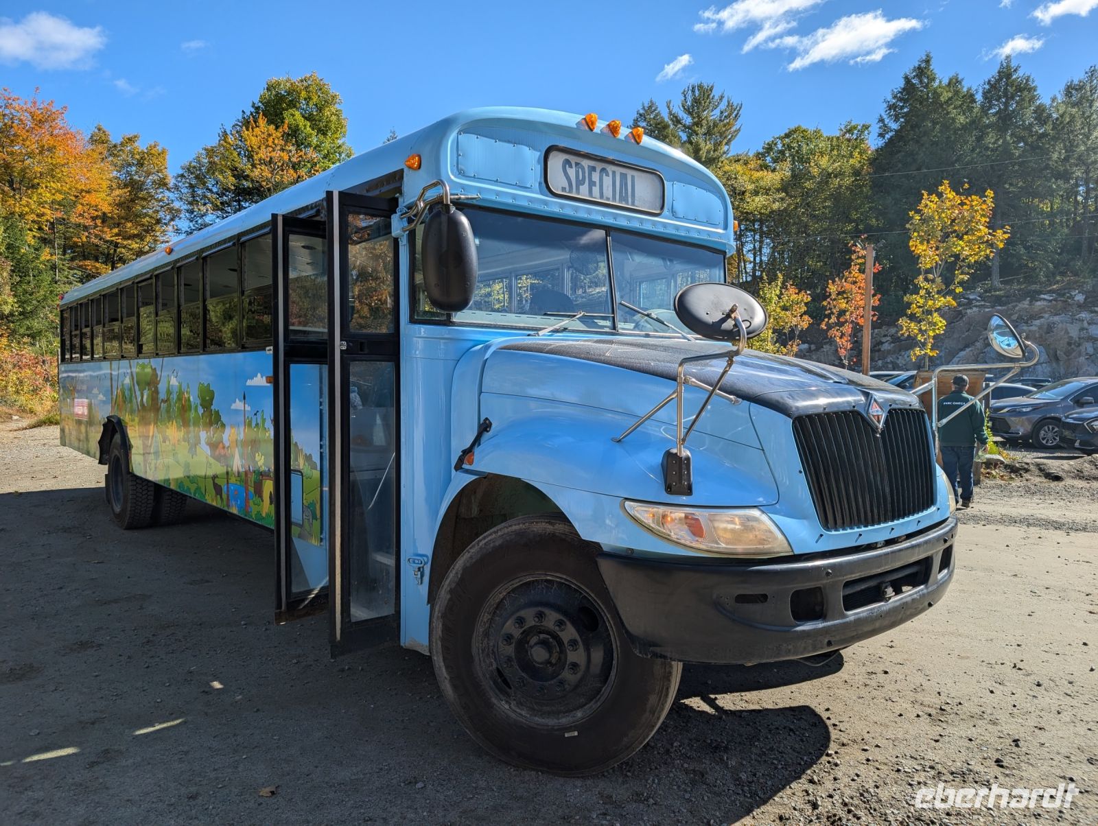 Schulbus im Omega Wildpark