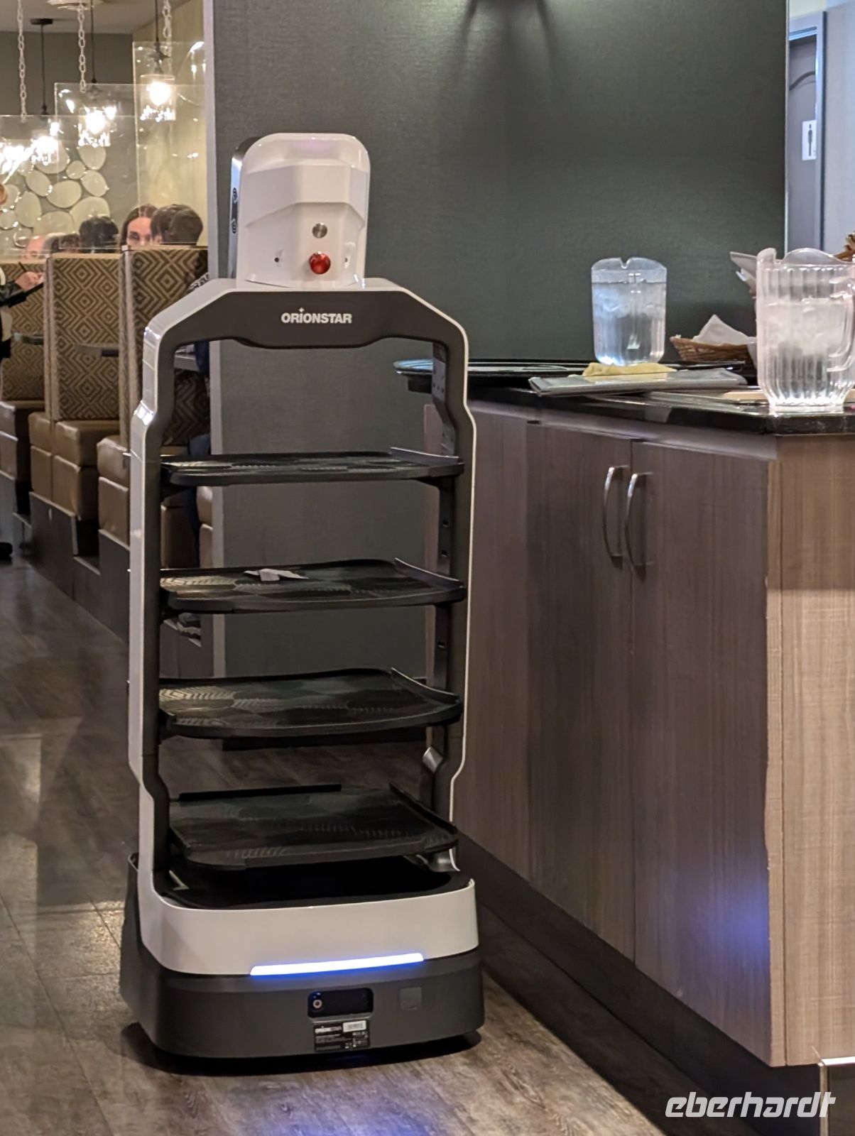 Roboter beim Servieren