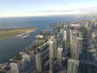 Ausblicke von CN Tower auf Lake Ontario - Toronto, Kanada