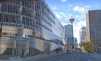 Modernes Parkhaus und Calgary Tower - Clagary, Kanada
