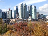 Blick von Scotsman’s Hill auf die Silhouette von Calgary, Kanada