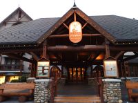 Eingang ins Banff Caribou Lodge - in Banff,  Kanada