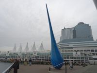 Stutue Wassertropfen und Segeldach von Canada Place - Vancouver, Kanada