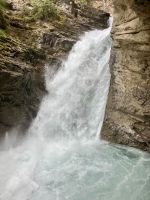 Der wilde Wasserfall von Johnston Canyon