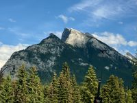 Der beleuchtete Mount Rundle in Banff