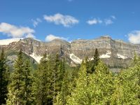 Gletscher haengen in den Bergen