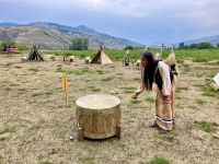Lucille unser Guide singt ein Lied auf der Hat Creek Ranch