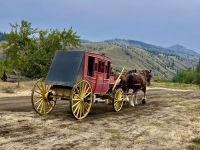 Mit der Kutsche wie die Goldgraeber im 1856 in der Hat Creek Ranch