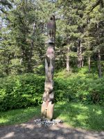 Der Geschichtserhaehlende Pfahl (Totem) im Pacific Rim National Park