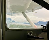 Schneebedeckte Kuestenberge vom Wasserflugzeug aus