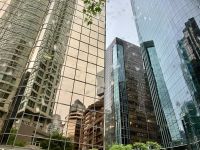 Spiegelungen der Hochhaeuser in Vancouver 