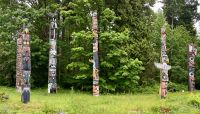 Totem der verschiedenen Westkuesten-Nationen in Stanley Park Vancouver
